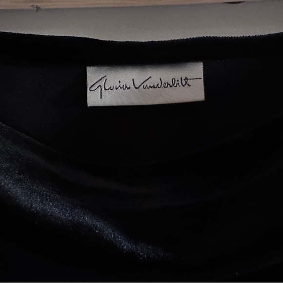 Black Velvet vintage evening gown by Gloria Vanderbilt - Picture 5 of 9